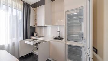 Frigorifero, microonde, piano cottura, pentole/stoviglie/utensili