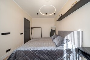 1 dormitorio, escritorio, tabla de planchar con plancha y wifi