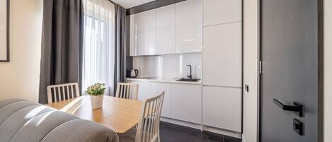 Fridge, microwave, stovetop, cookware/dishes/utensils