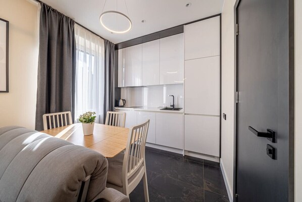 Réfrigérateur, micro-ondes, plaque de cuisson