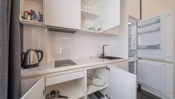 Een koelkast, een microgolfoven, een kookplaat