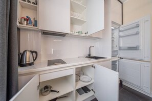 Kühlschrank, Mikrowelle, Herdplatte, Kochgeschirr/Geschirr/Besteck