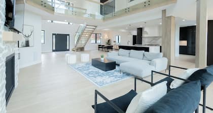 FOXFIELD ESTATE- LUXURY 7 BR COTTAGE WITH INDOOR POOL AND GAMES ROOM