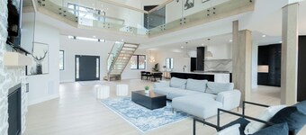 FOXFIELD ESTATE- LUXURY 7 BR COTTAGE WITH INDOOR POOL AND GAMES ROOM