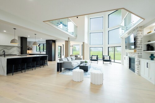 FOXFIELD ESTATE- LUXURY 7 BR COTTAGE WITH INDOOR POOL AND GAMES ROOM