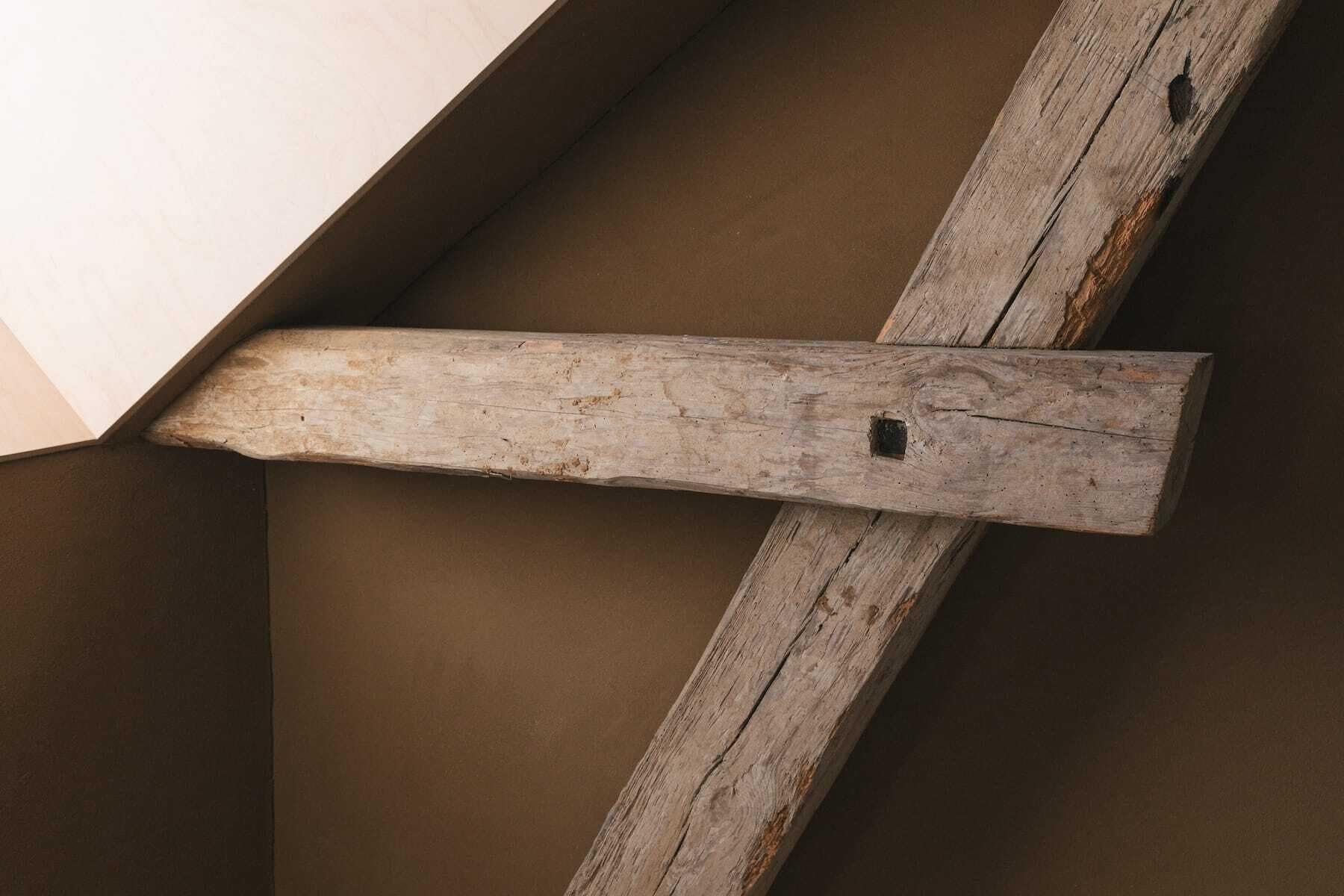 En træbjælke konstruktion i et rum.