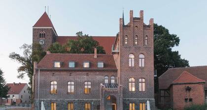 DACHGESCHOSS: Kaminofen und Raum für Gemeinschaft