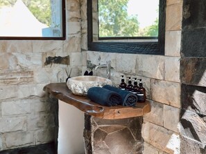 Badewanne und Dusche (separat), Handtücher, Seife, Shampoo