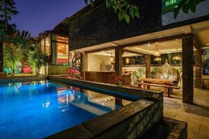 Una piscina al aire libre