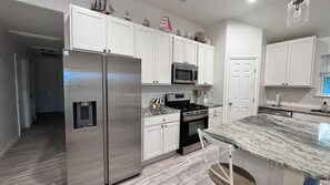 Microondas, horno, parrilla de estufa y lavavajillas 