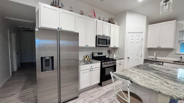 Four à micro-ondes, un four, surface de cuisson, lave-vaisselle