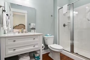 Douche, serviettes fournies, savon, papier de toilette