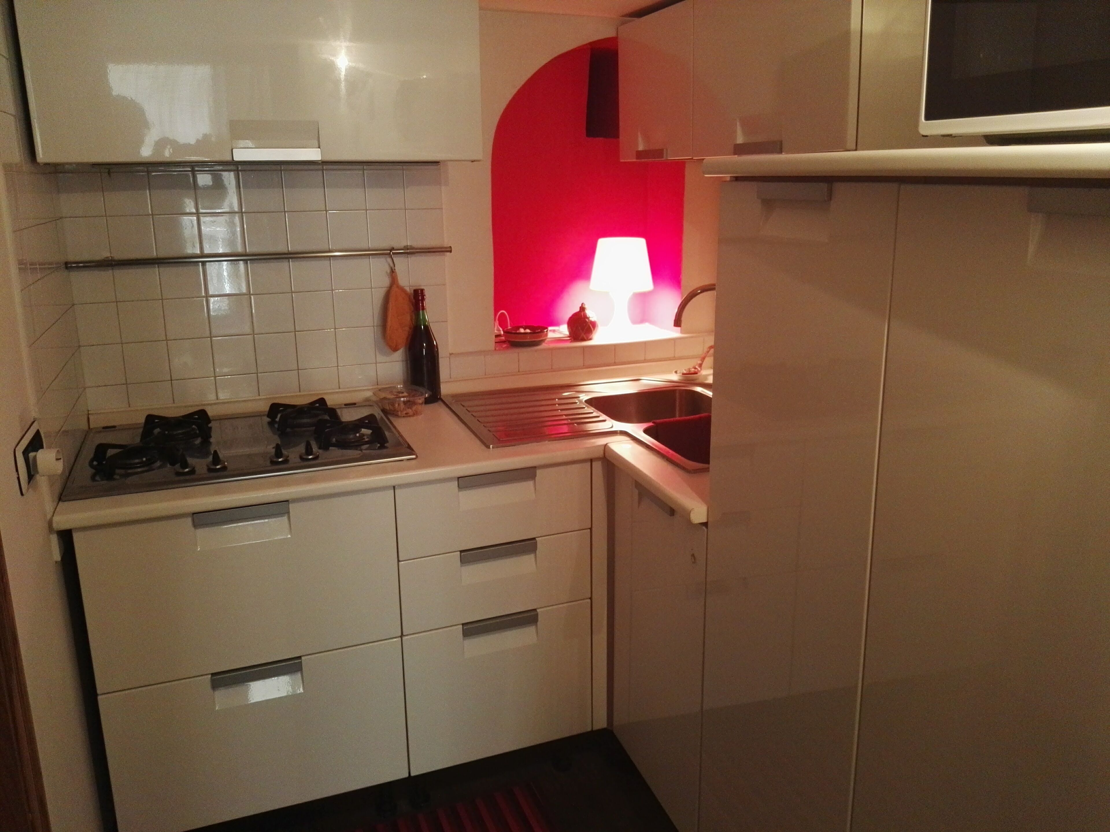 Kühlschrank, Mikrowelle, Herdplatte, Wasserkocher mit Kaffee-/Teezubehör