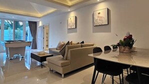 Un salon moderne avec un canapé, une table à manger et un billard.