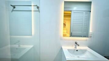 Dusche, Handtücher, Toilettenpapier