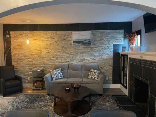 4 Bed Cozy Home closely located near downtown