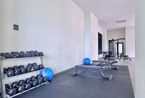 A gym with dumbbells, exercise balls, and weightlifting equipment. - Melaka Ong Kim Wee Residences by Stayrene (Melaka)