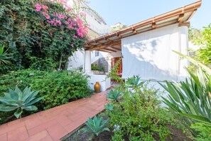 Property grounds - Villa 'Valle Canale Grande' with Sea View, Private Terrace and Wi-Fi (Lipari)