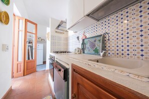 Fridge, oven, stovetop, dishwasher - Villa 'Valle Canale Grande' with Sea View, Private Terrace and Wi-Fi (Lipari)