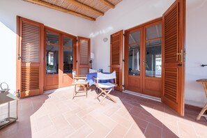 Outdoor dining - Villa 'Valle Canale Grande' with Sea View, Private Terrace and Wi-Fi (Lipari)