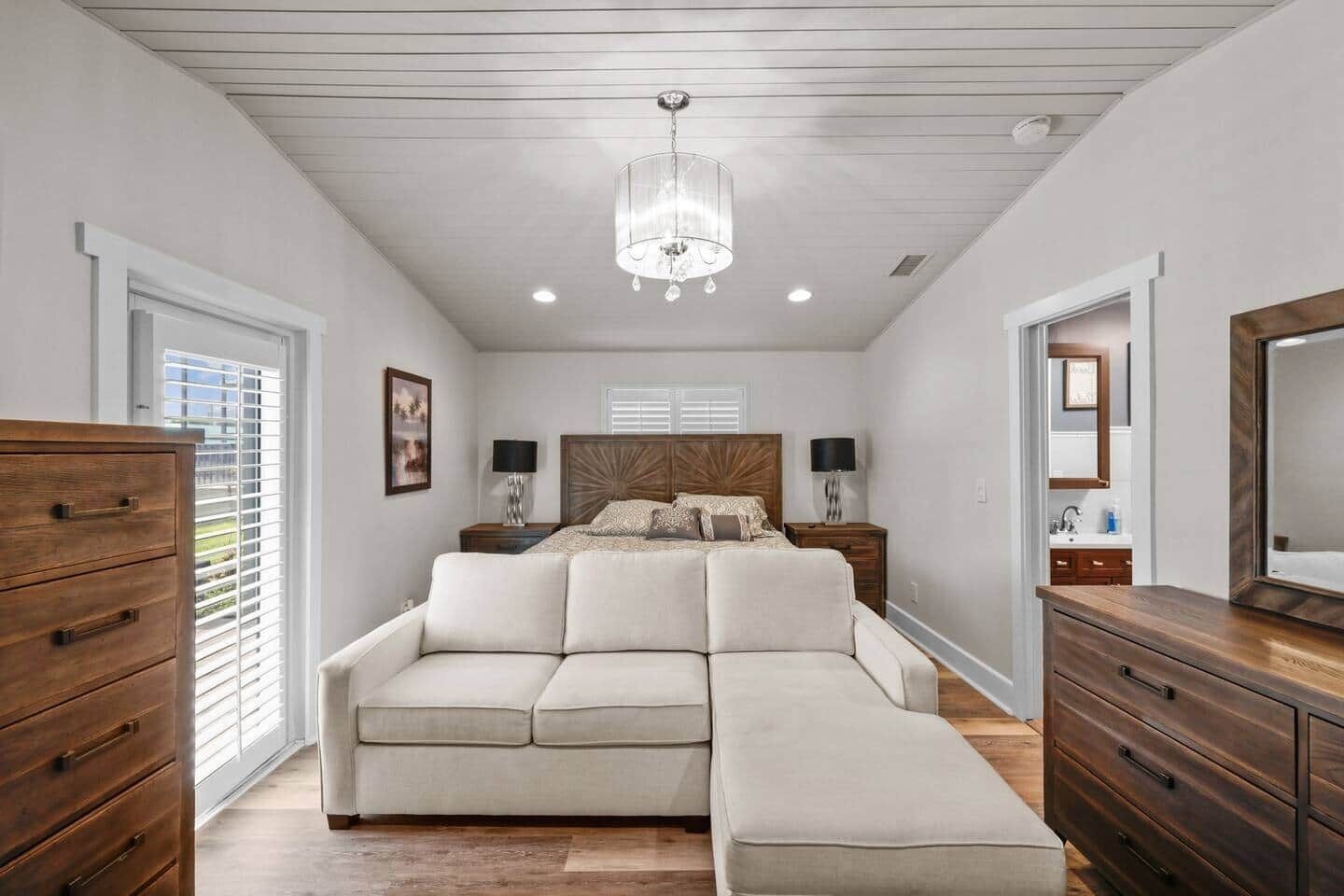 3 عدّة غرف نوم ومكواة/لوح كي وواي فاي وملاءات أسرّة