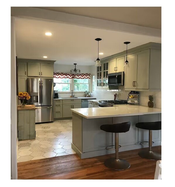 Four à micro-ondes, surface de cuisson, lave-vaisselle