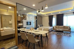 Une chambre d’hôtel moderne avec un coin repas, un canapé et un lit.