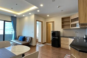Un appartement moderne comprenant un coin repas, une cuisine et un espace de vie.