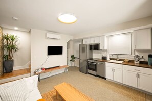 Réfrigérateur, four à micro-ondes, surface de cuisson, lave-vaisselle