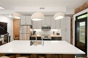 Réfrigérateur, four à micro-ondes, un four, lave-vaisselle