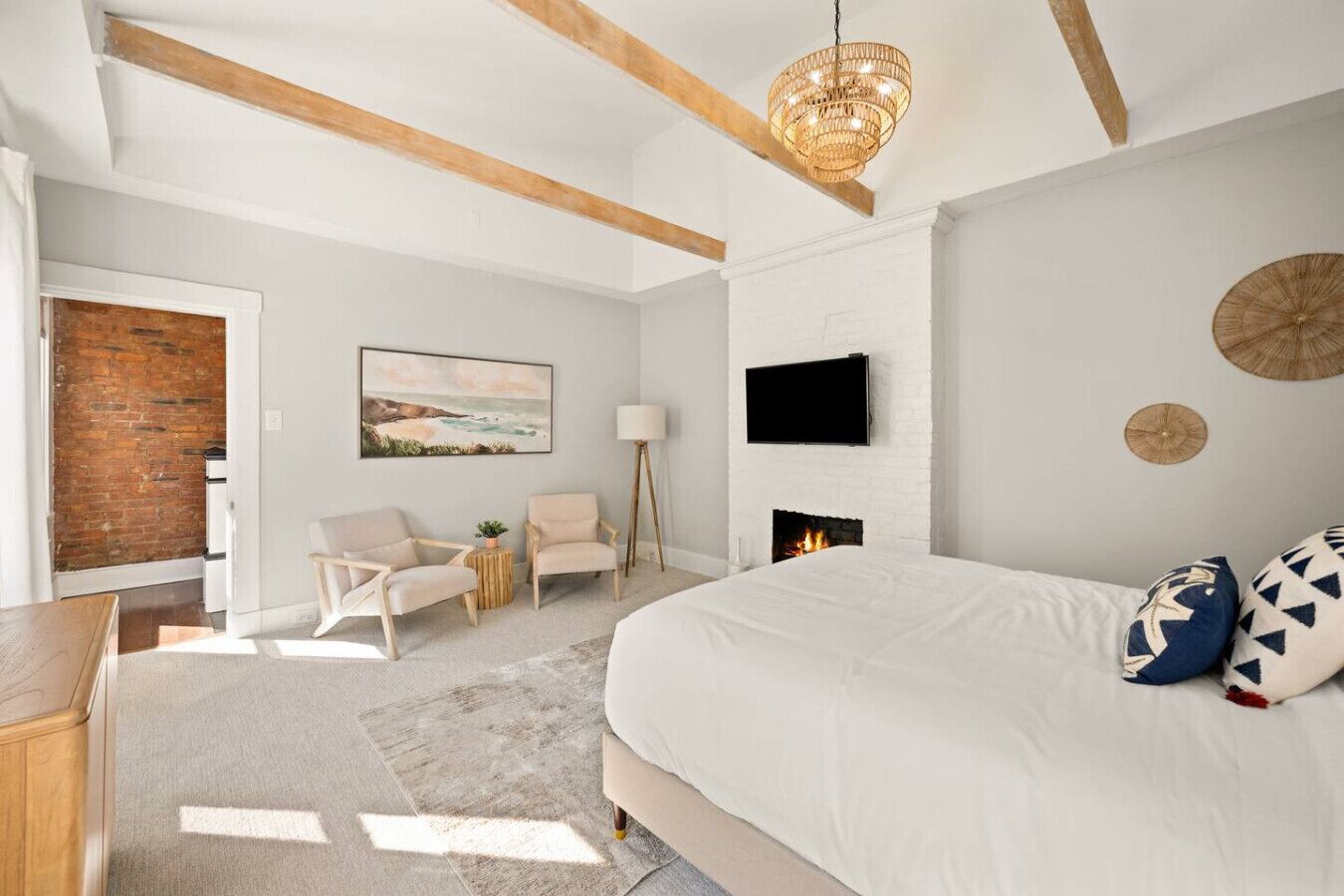 4 bedrooms, iron/ironing board, WiFi, bed sheets