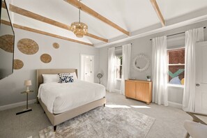 4 habitaciones, tabla de planchar con plancha, wifi y ropa de cama 