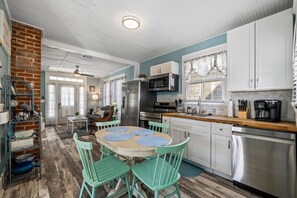 Fridge, microwave, oven, stovetop - Sunny Craftsman Cottage Close To Seawall & Strand (Galveston)