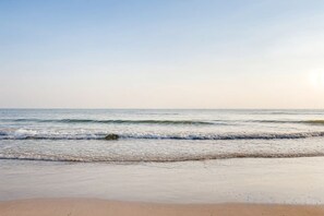 A beach with waves, clear sky, and a calm sea. - Baan Kangmung HuaHin Resort (Hua Hin)