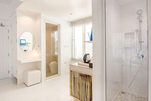 Un bagno moderno con doccia, servizi igienici e lavandino.