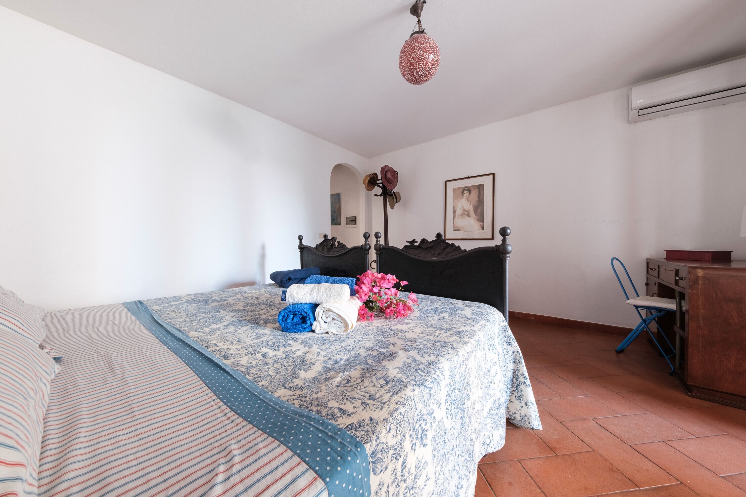 1 dormitorio, tabla de planchar con plancha, wifi y ropa de cama