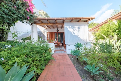 Villa 'Valle Canale Piccola' with Sea View, Wi-Fi and Air Conditioning