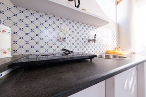 Refrigerador, horno, parrilla de estufa y cafetera y tetera 