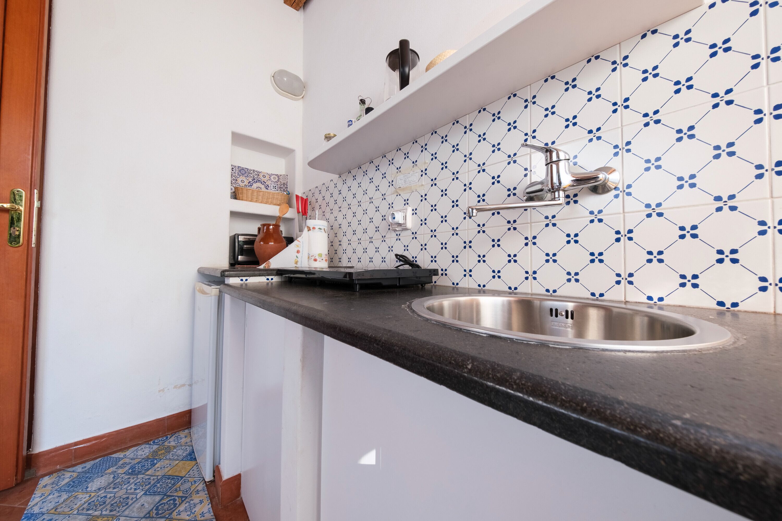 Refrigerador, horno, parrilla de estufa y cafetera y tetera 