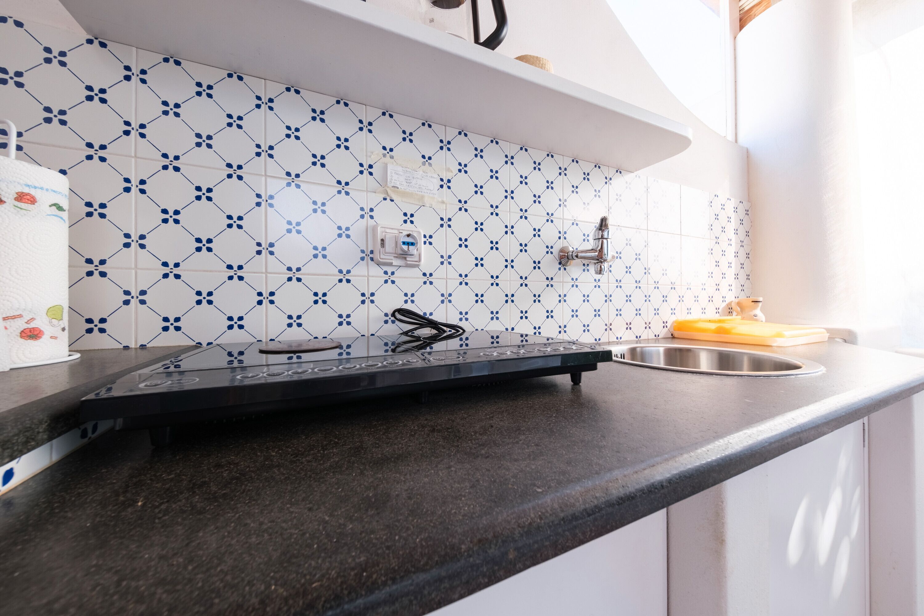 Kjøleskap, ovn, kokeplater og kaffetrakter/tekoker