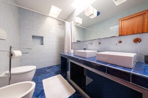 Regadera, secadora de cabello, toallas 