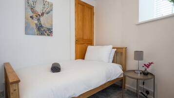 2 Schlafzimmer, individuell dekoriert, individuell eingerichtet