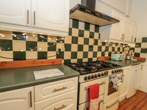 Cottage | Private kitchen | Dishwasher, cookware/dishes/utensils
