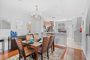 Dining - 3-Bedroom Condo at Vista Cay near Disney (Orlando)