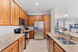 Réfrigérateur, four à micro-ondes, un four, lave-vaisselle