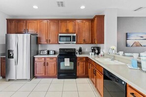 Réfrigérateur, four à micro-ondes, un four, lave-vaisselle