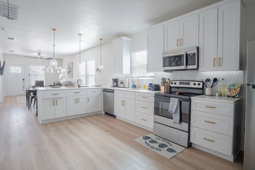 Comfy and Happy Stays Near Riverwalk and Downtown