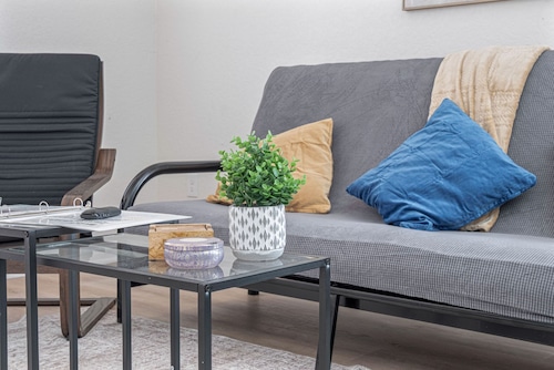 Comfy and Happy Stays Near Riverwalk and Downtown