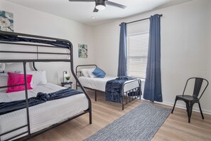 House | 4 bedrooms - Comfy and Happy Stays Near Riverwalk and Downtown (San Antonio)