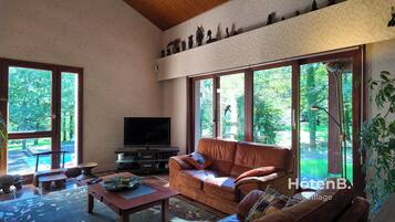 Televisión, chimenea, reproductor de DVD, mesa de ping pong